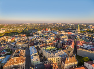 Lublin widziany z lotu ptaka. Stare miasto z widoczną wieżą Trynitarską i starym Trybunałem Koronnym w wieczornym słońcu.