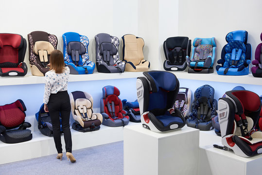 Buyer in store of children's car seats