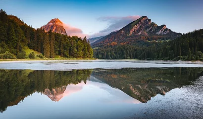 Foto auf Alu-Dibond Toller Blick auf den im Sonnenlicht leuchtenden azurblauen Obersee. Standort Näfels, Schweizer Alpen, Europa. © Leonid Tit