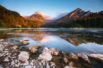 Fototapeten Toller Blick auf den im Sonnenlicht leuchtenden azurblauen Obersee. Standort Näfels, Schweizer Alpen, Europa. © Leonid Tit