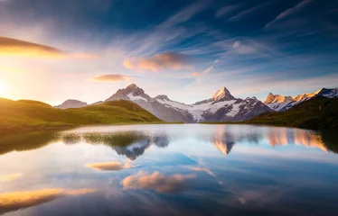 Fototapeten Alpenblick auf das Mt. Schreckhorn und Wetterhorn. Lage Bachalpsee in Schweizer Alpen, Grindelwaldtal, Europa. © Leonid Tit