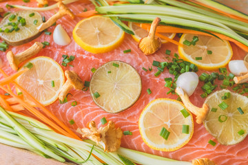 Fisch-Filet, mit typischen Kräutern und Gewürzen belegt