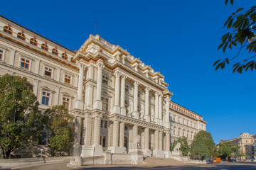 Fototapeta na wymiar Perspektivische Aufnahme vom Justizpalast (oberster Gerichtshof) in der Innenstadt von Wien, Österreich