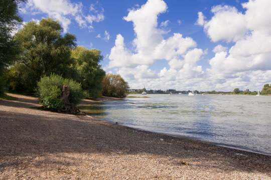 Rheinufer im S&uuml;den von D&uuml;sseldorf