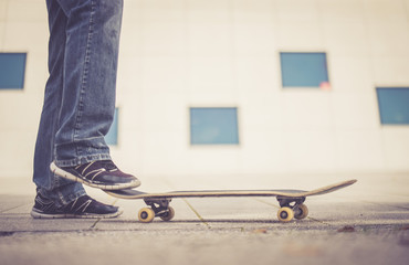 Fototapeta na wymiar Junger Mann mit Skateboard, Innenstadt