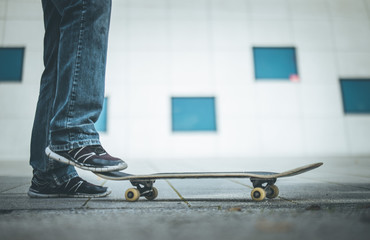Obraz na płótnie Canvas Junger Mann mit Skateboard, Innenstadt