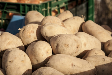 Kartoffeln auf dem Wochenmarkt, rohe Kartoffeln zum kaufen