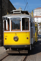 Fototapeta na wymiar Tram giallo d'epoca portoghese
