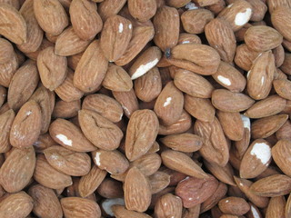 Raw almonds