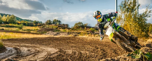 Foto auf Acrylglas Sport Extremer Motocross-MX-Fahrer auf Feldweg
