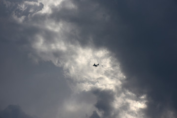 飛行機と雲