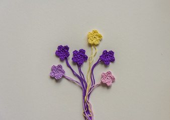 Gestrickter bunter Blumenstrauß