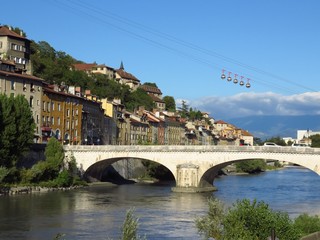 Grenoble, vue sur le pont Marius-Gontard sur l'Is&egrave;re, en &eacute;t&eacute; (France)