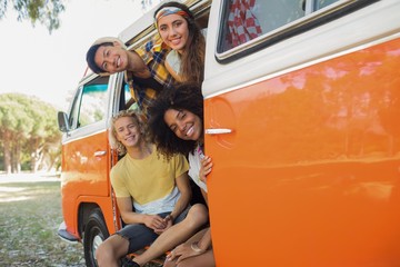 Portrait friends looking through camper van © WavebreakMediaMicro
