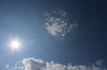 Naklejka na ściany i meble 青空と雲と輝く太陽（希望が生まれる、希望の集まりなどのイメージ）