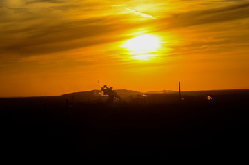 Obraz na płótnie Canvas Luftbild / Sunset / Panorama Sonnenuntergang an Industrieanlage