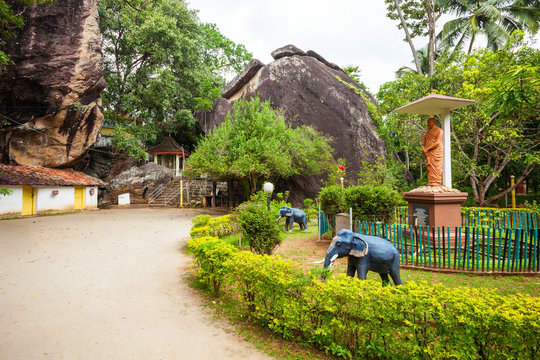 Aluvihara Rock Temple, Matale