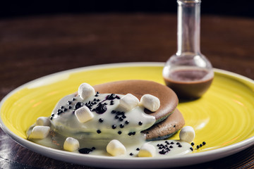 Pancakes with white chocolate and marsh-mallow