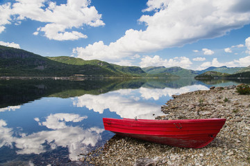 Ruderboot an einem See in Norwegen