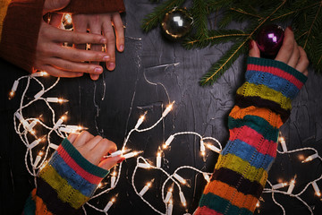 Obraz premium A man and a woman together lay a garland