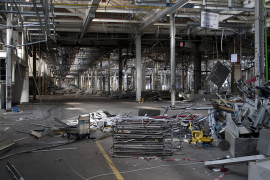 zerstörte Fabrikhalle mit herumliegenden Materialien