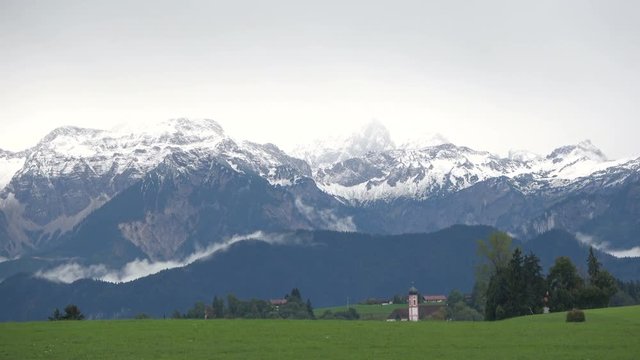 Seeg im Allg&auml;u mit Alpenpanorama, Pfarrkirche vor schneebedeckten Bergen, 4K