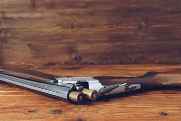 Afwasbaar Fotobehang Jacht Open jachtgeweer geïsoleerd op houten achtergrond