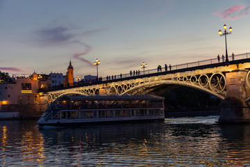 Fototapeta premium Atardecer en Puente de Triana