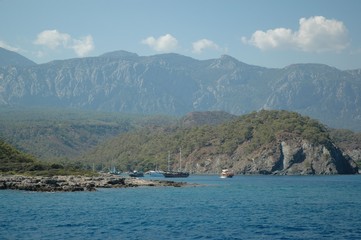 Fototapeta na wymiar Voiliers traditionnels navigant sur les côtes d'Antalya