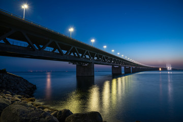 Fototapeta na wymiar Die Öresundbrücke bei Nacht mit Langzeitbelichtung