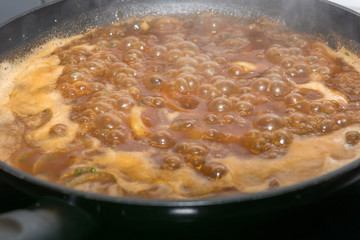 Sauce kochen in Pfanne
