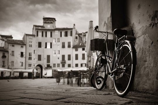 Piazza dell Anfiteatro with bike