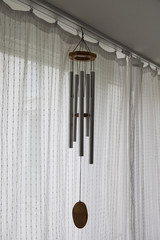 windspiel im zimmer am fenster