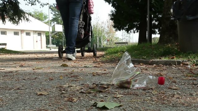 Bottiglia abbandonata a terra al parco 