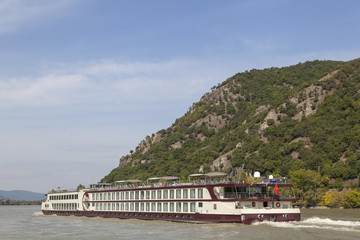 Flusskreuzfahrtschiff auf der Donau in Estergom, Ungarn