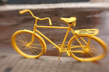 Fototapeta na wymiar Жёлтый велосипед на тротуаре
