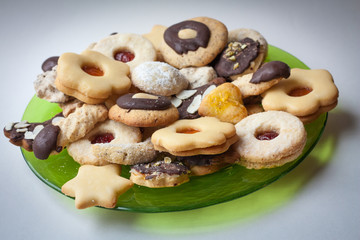 Teller mit Weihnachtsplätzchen