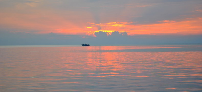 Fototapeta Zachód słońca nad morzem