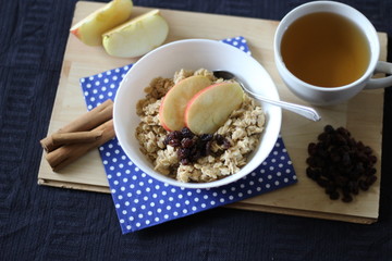 Porridge with raisins and apple