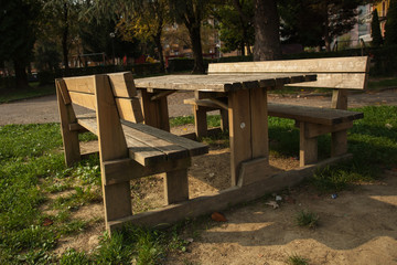 Panchine con tavolo in legno