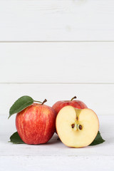 Äpfel Apfel rot geschnitten Obst Frucht Früchte Hochformat Textfreiraum auf Holzplatte