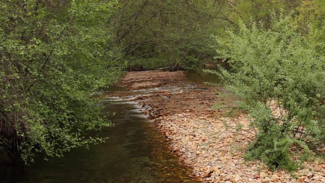 Rio con lecho de cantos rodados y aguas transparentes que discurre entre arboledas . Rio Duerna
