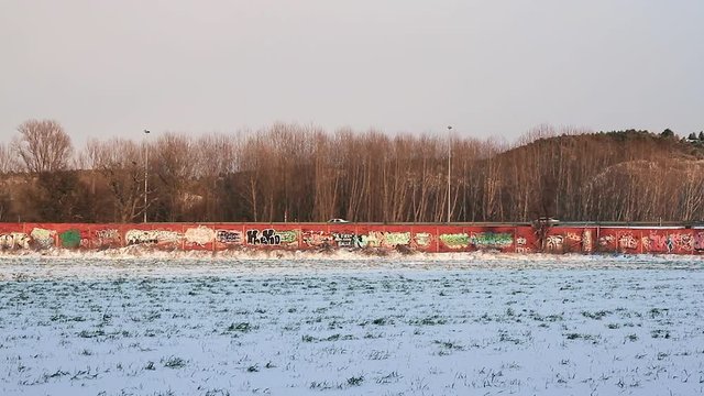 Paisaje Nevado con Coches y Graffitis