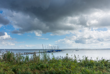 Bootsanleger mit Segelbooten am Ufer des Steinhuder Meeres in Mardorf