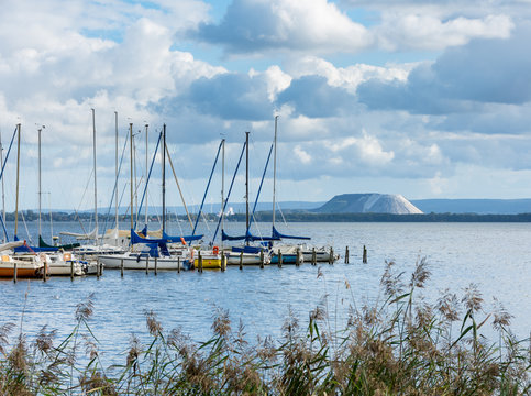 Bootsanleger mit Segelbooten am Ufer des Steinhuder Meeres in Mardorf
