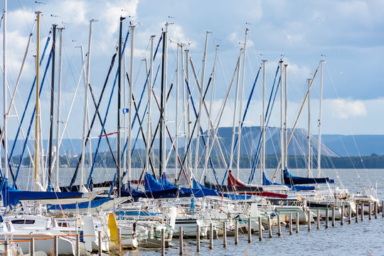 Bootsanleger mit Segelbooten am Ufer des Steinhuder Meeres in Mardorf