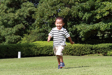 かけっこする幼児(3歳児) (夏)