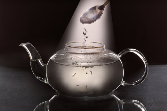 Чайная композиция с заварочным чайником на тёмном фоне