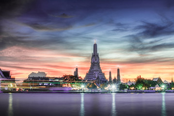 Fototapeta na wymiar The beauty of the temple, Thailand at sunset. Wat Arun, a beautiful temple of Bangkok, Thailand.