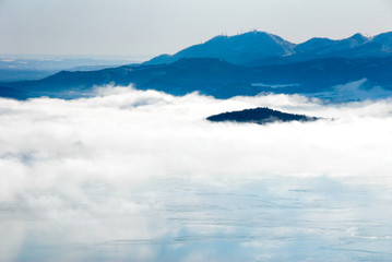 冬の美幌峠から見た霧に覆われた屈斜路湖（北海道）